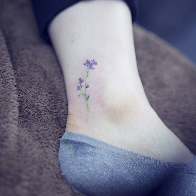 cutelittletattoos:  Watercolor style sweet pea flower tattoo on the ankle. Tattoo