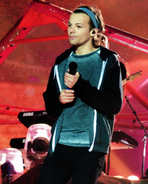 zaynrocksmyworld:  Louis - Croke Park, Dublin - May 24, 2014x 