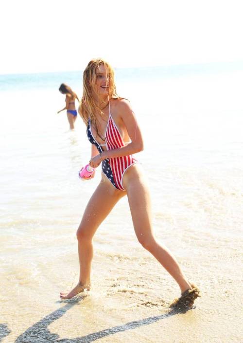 sexyandfamous:Bella Thorne adult photos