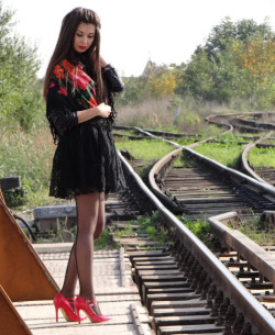 strumpfmode:  (via VintageLook: Little black dress și șalul rusesc)   Red and black