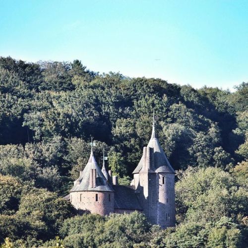 ilovesthediff:The red castle this evening. #castellcoch ift.tt/2wXwcMq