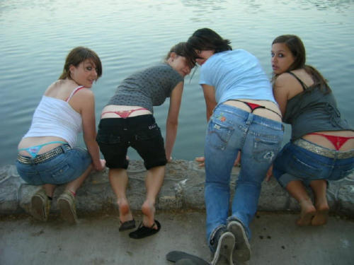 visiblethongbabes4:  Visible thong mania strikes the seawall …