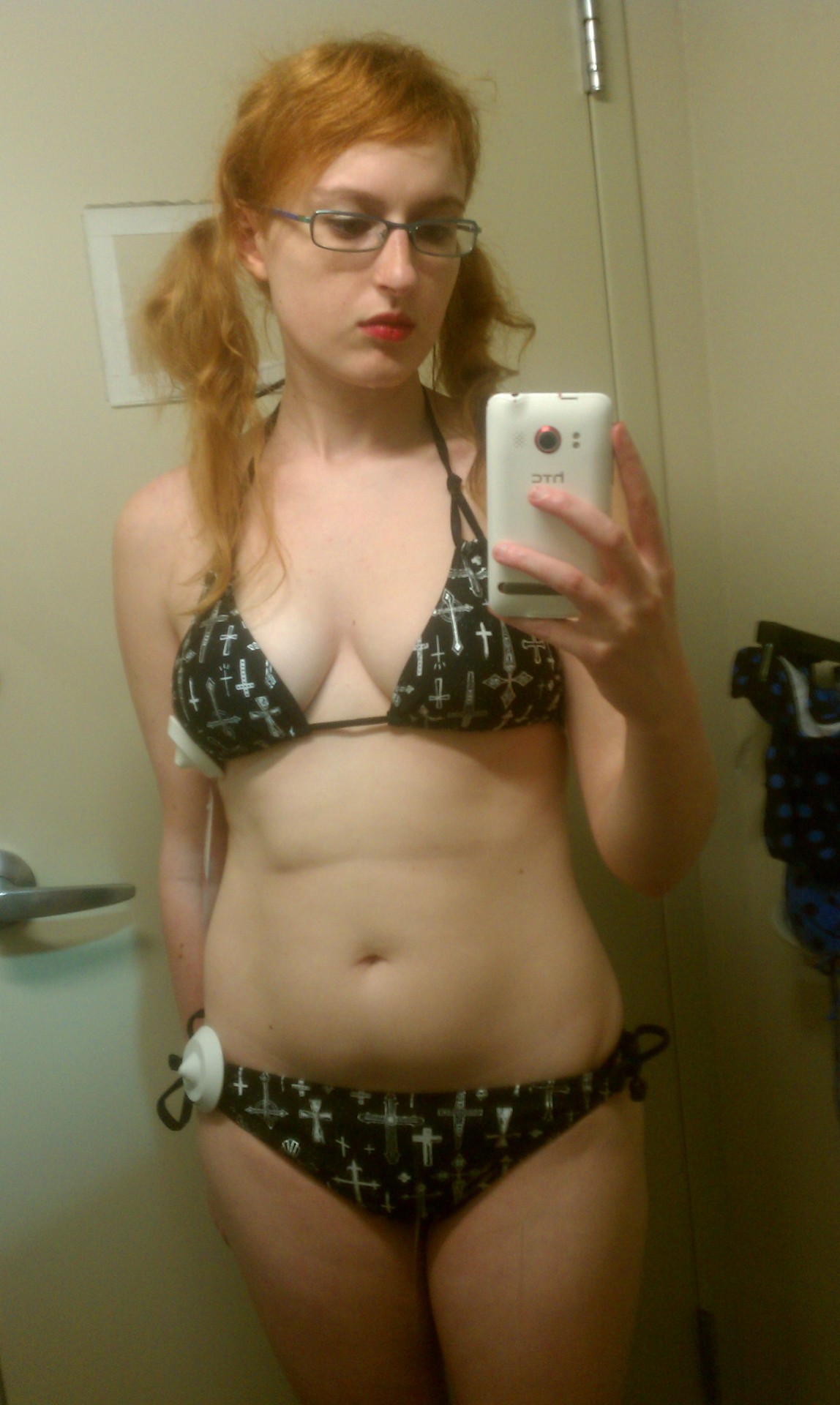 fuckthefearturkey:  After trying on my bikini picks that either fit weird or looked