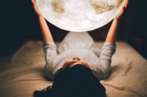 wetheurban:Luna: A Lantern That Looks Like the MoonHold the moon in the palm of your hand, give it a