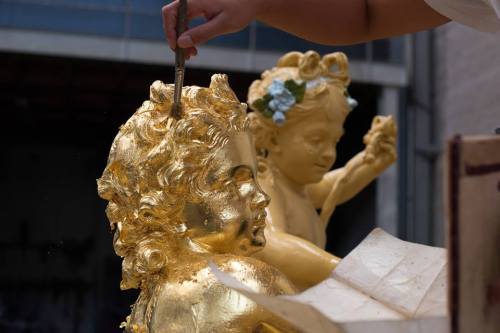 vivelareine:Restoration work being done on the sculptures of the Golden Children fountain at Versail