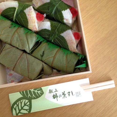 柿の葉すし、おいしいよ。Kakinoha Sushi - Pressed Sushi Wrapped in Persimmon Leaf