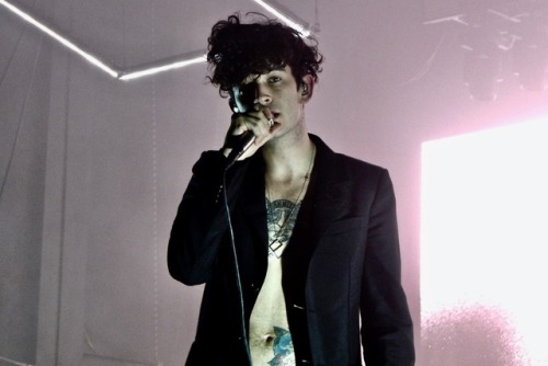 wellposhmatty: Matty Healy of The 1975 during fallingforyou // Milwaukee 5.16.17 i have genuinely ne