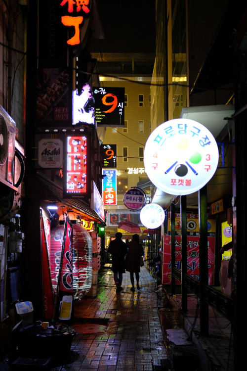 Testing out the Fujifilm X100F in the neon and LED-lit alleys of Jongno.