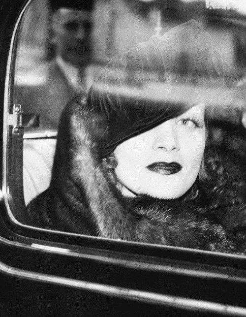gatabella:Marlene Dietrich leaving Victoria Station in car on July 30, London, 1936