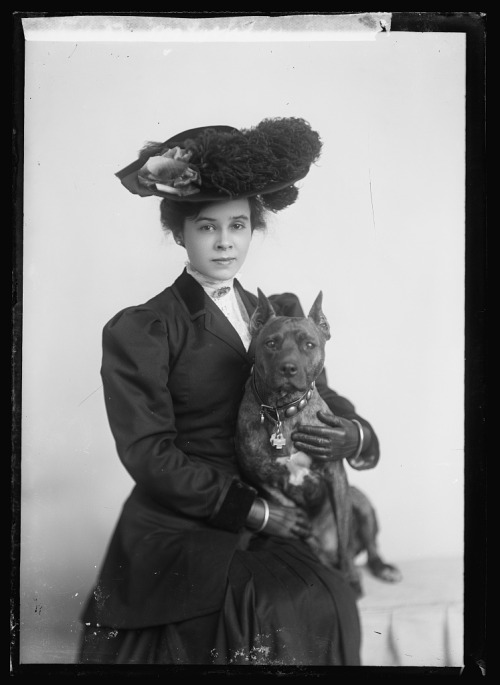 onceuponatown: Edwardian dogs (and their humans). Ca. 1900-1905.