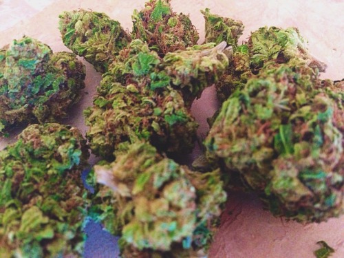 Look at this pretty kind bud I’m bout ta smoke ready to de-stress and chill after a loooong da