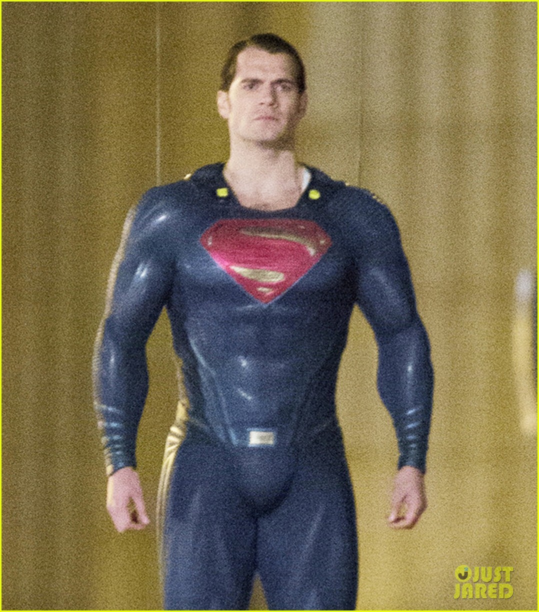   Henry Cavill Hangs in the Air in His Superman Costume in Chicago