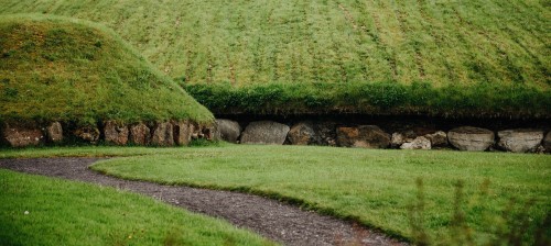 peoplecallmejim: 5200 year old art and architecture at Knowth, Brú na Bóinne.