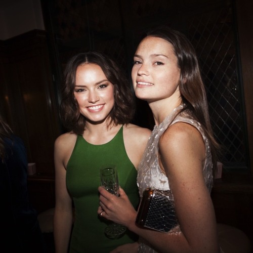 daisyridleyofficial:daisyridleyofficial:Daisy and her sister, Kika-Rosethe Ridley gene is powerful s