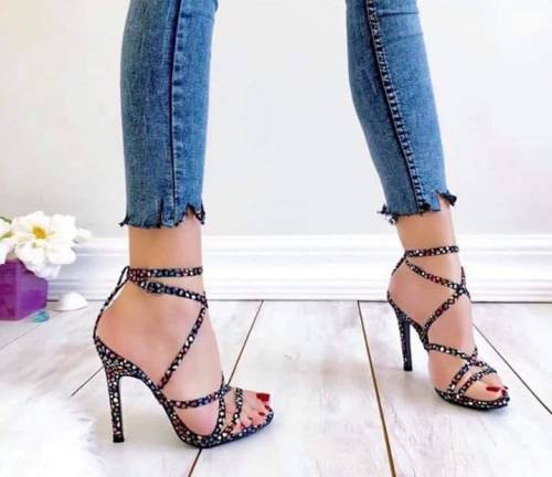 chinese-shop: LOJA DO CHINÊS beautiful heels love her toes