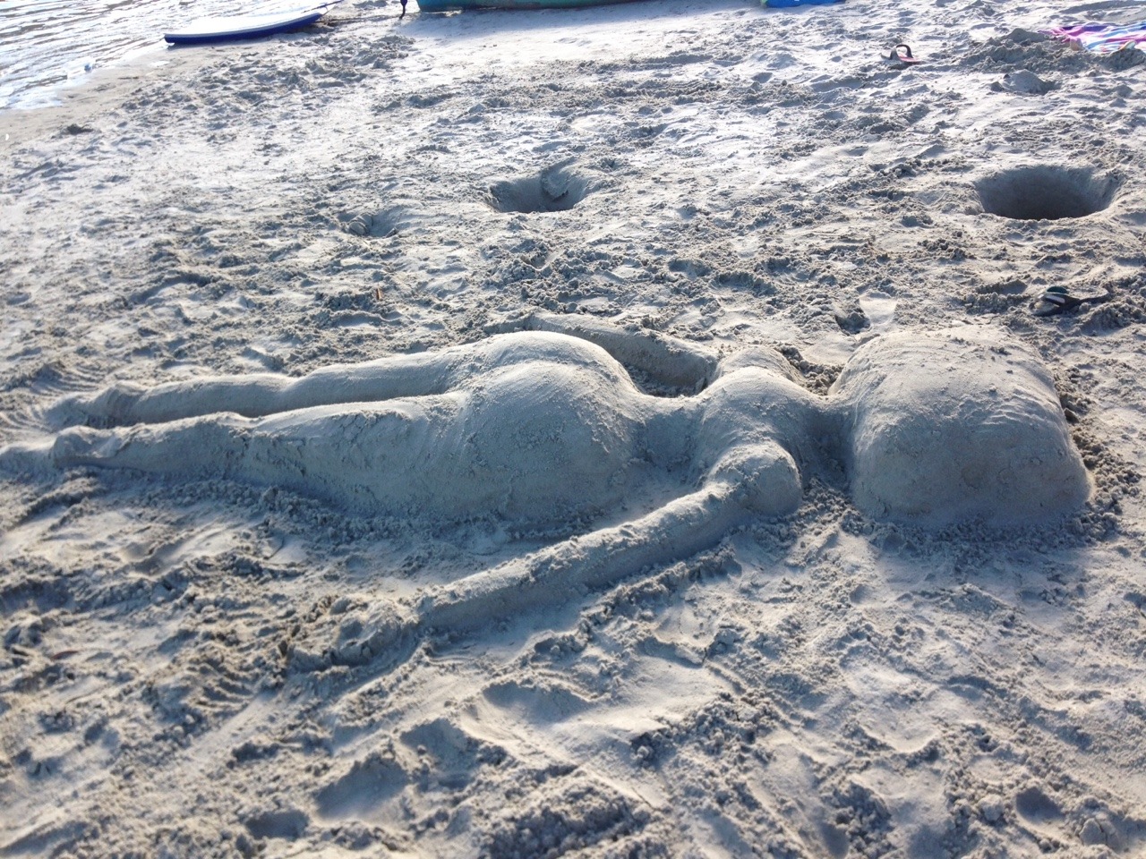 banana-brained:  So today at the beach i made a sleeping Garnet……this is actually