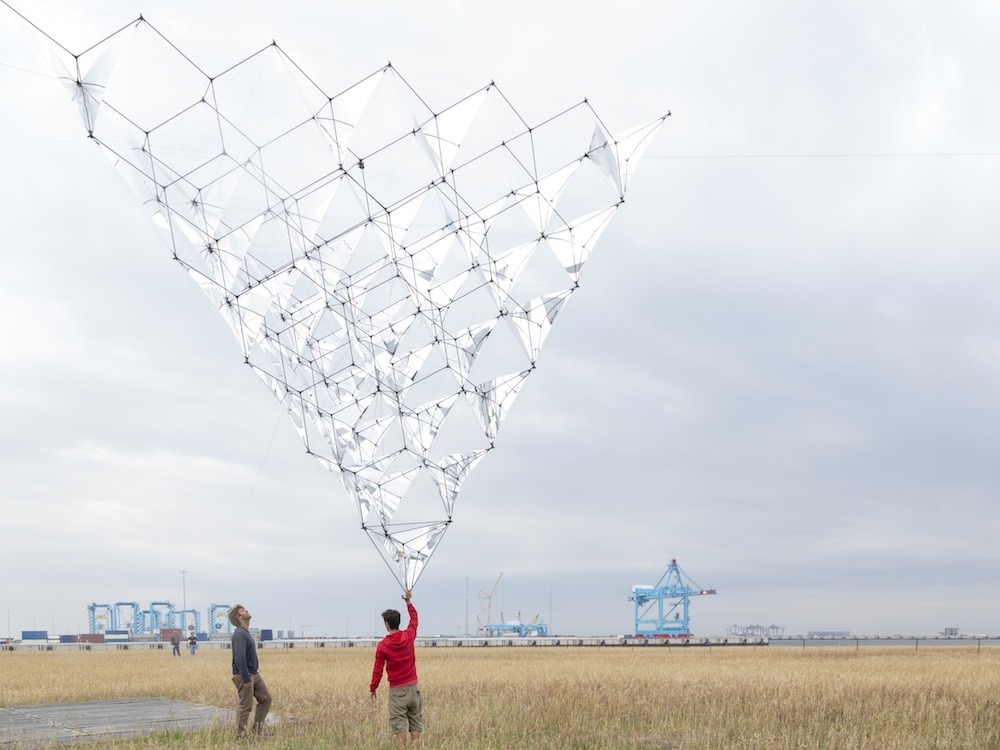 staceythinx:  Solar Bell is a kite by architect Tomás Saraceno inspired by a century-old