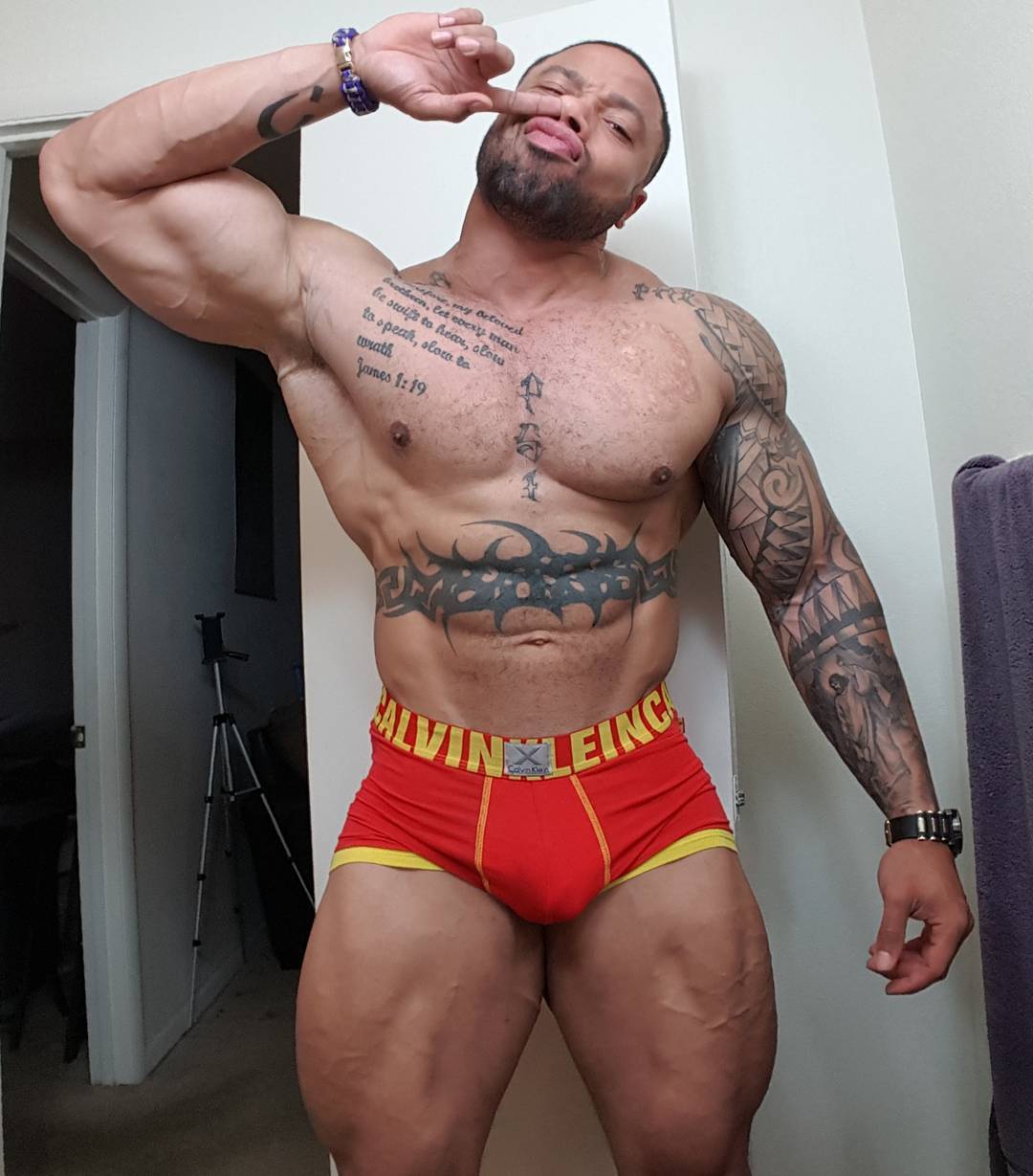 muscleworshipandhirehim:James Hatchel
