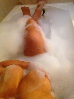 hipsncurvesplus:  Bubble bath time!!