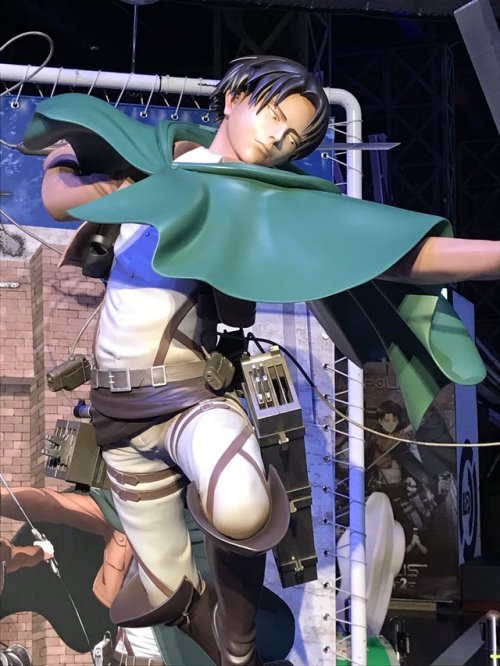 fuku-shuu:  SnK News: Shingeki no Kyojin x Tokyo Joypolis 2017′s Eren StatueFor its 2017 SnK collaboration, Tokyo Joypolis unveils a life-size statue of Eren! Based on Good Smile Company’s 1/8 scale figure design, the statue will also “speak”