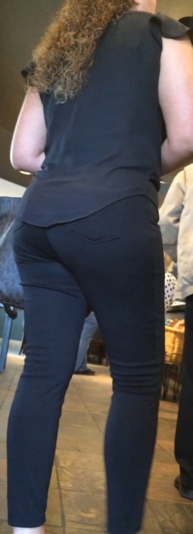 creepshotcandids:#creepshot #booty #tight pants #pawgWaiting in line at Starbucks. Prime target prac