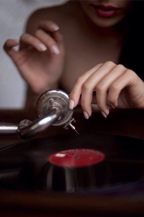 struruso:  Quando sono triste ascolto sempre una vecchia canzone.. chiudo gli occhi e il mio pensiero vola via al ricordo di un tempo lontano.. quasi come se fosse la chiave del cassetto dei sogni..  F.J. @struruso 