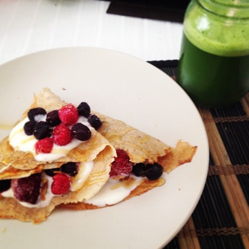 Late breakfast! Made myself gluten free buckwheat crepes with yogurt and berries!! + green juice #healthy #cleaneating #organic #glutenfree #fitspo #greenjuice #instafood #clean