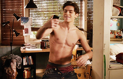 famousmeat:  Jake T. Austin takes shirtless selfies on The Fosters 