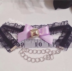 oujis-kitten:  (灬╹ω╹灬)  I only have one space for a custom collar, but I do make custom บ chokers like these! They work well as simple day collars or as a fashion item.  You choose the stretch elastic, bow and bell colors! If there’s a ribbon