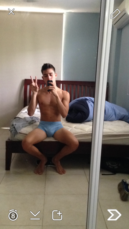 kingsaigon:  i’m going to a friend’s graduation and i don’t know what to wear 