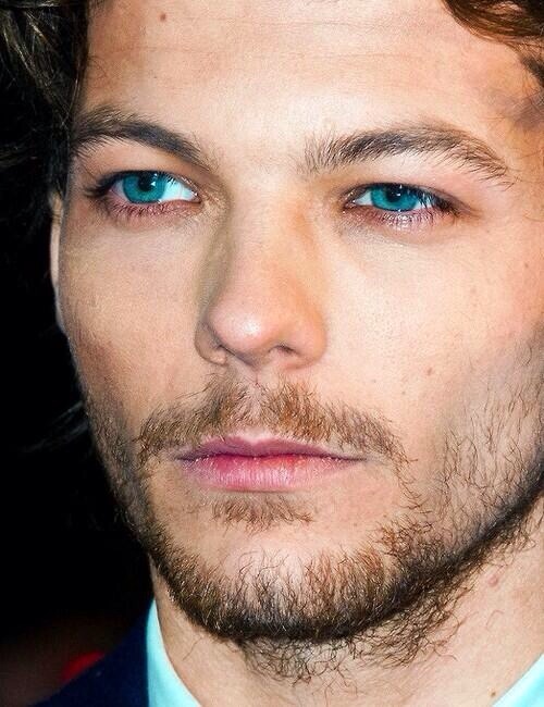 it's subjective — are louis eyes blue or green what the fuck