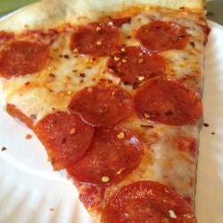 everybody-loves-to-eat:  Pepperoni Pizza