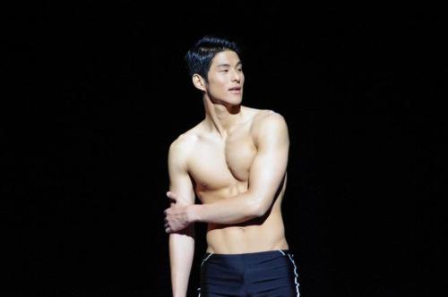 koreanguylover:  얘 누군데??