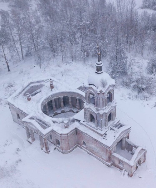 sashaforthewin: my-russia:Abandoned church in the settlement of Budimilovo, Tver Oblast. Built in 18