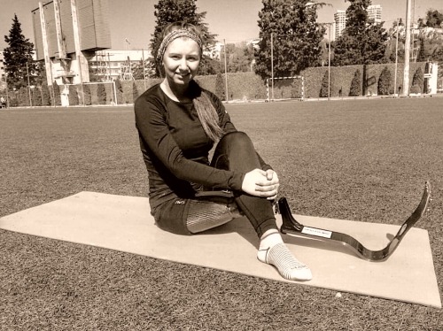 oneleggedpeople: Anyone know who she is??