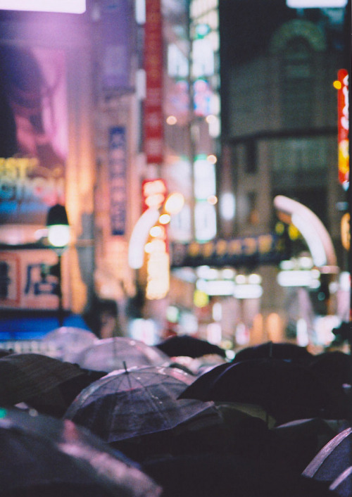 fuckyeahjapanandkorea:Raining in Shibuya (by TKBMEDIA)