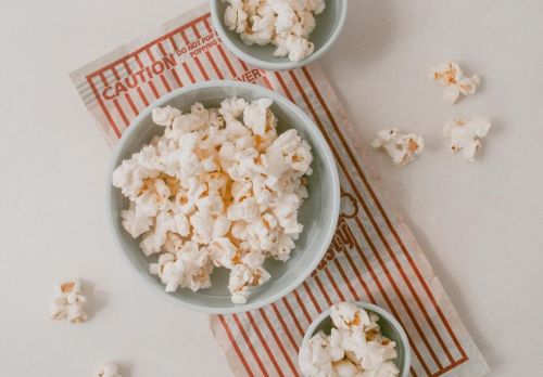 Pop corn, palomitas, crispetas, cotufas …  Yo soy Team Saladas. ❤️ #foodphotography #flatlay 