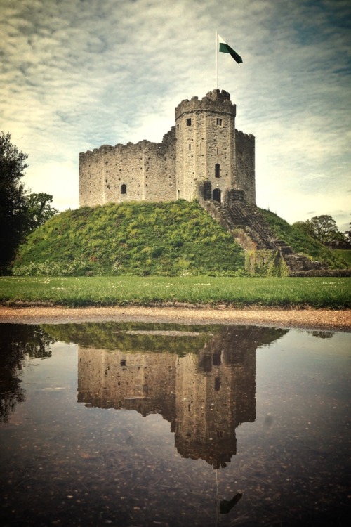 breathtakingdestinations:Cardiff Castle - Wales (by Ronan Shenhav) 