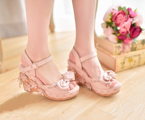 lanas-daddydom:  world-of-asian-style:    Japanese sweet bowknot wedge sandals  Get