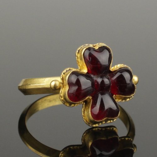 gemma-antiqua:Byzantine gold ring with a garnet cross, dated to the 6th to 8th centuries CE. Source: