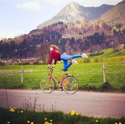 studiocw: Flying Down The Road instagram.com/violalovescycling