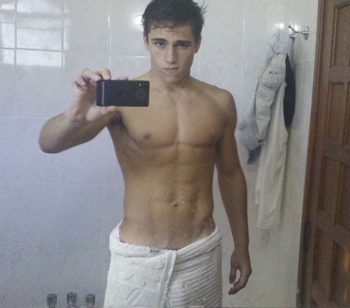 aplethoraofmen:  A bit of swagger