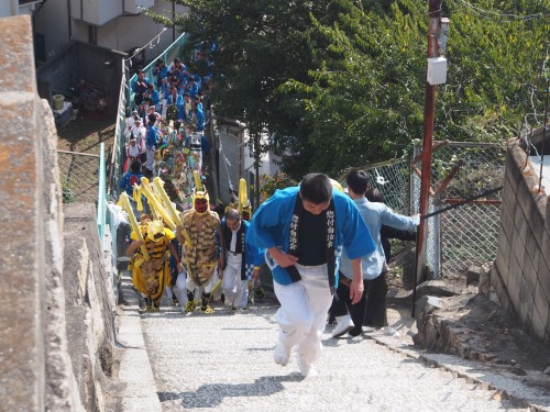 龍王神社の秋祭り。昔のヤブ（鬼面を被ってる人）は全身刺青の人も珍しくなかったそうです。今でもけっこう体格の良い人が多いですね＾＾；