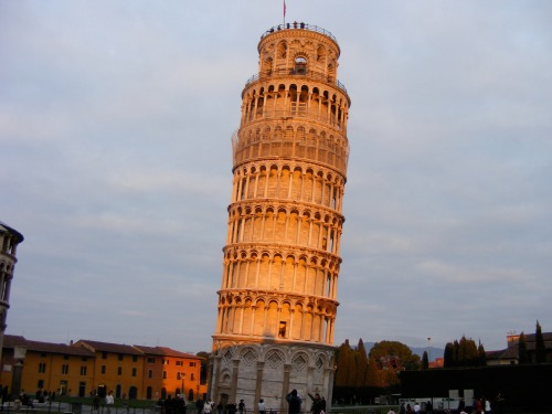 The Leaning Tower of Pisa at dusk.