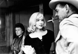 infinitemarilynmonroe: Marilyn Monroe on the set of The Misfits.