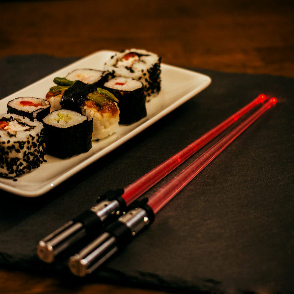 omoshiroitv:  Star Wars Light-Up Chop Sabers illuminate at the touch of a button