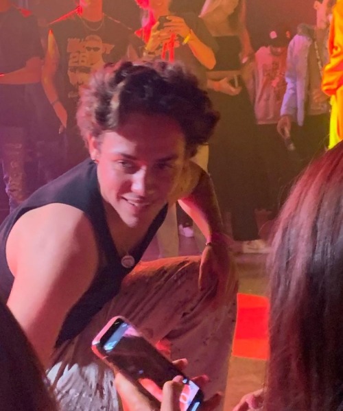 theclassymike:Ethan Cutkosky performing in Dallas, Texas (May 27, 2022)