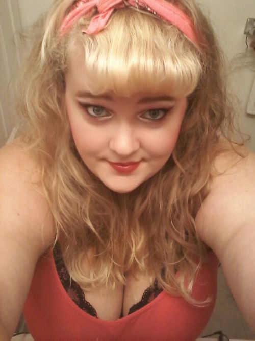 a-god-awful-small-affair:  Even dead pin up girls like feeling special💖