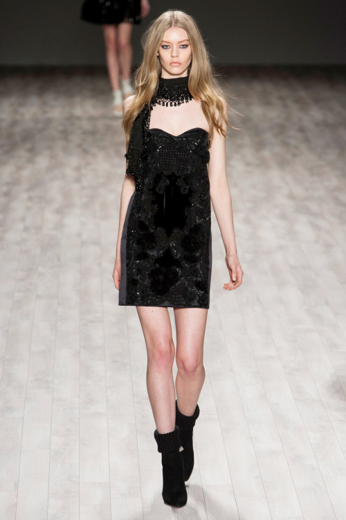 thesimplicityofthephotos:  Ondria Hardin for Jill Stuart, Fall 2014.