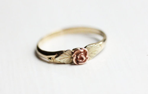 littlealienproducts:   vintage gold rose ring 